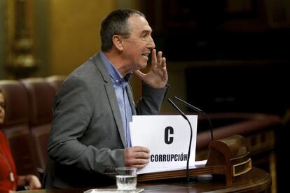 El diputado de Compromís, Joan Baldoví, durante su intervención momentos antes de sufrir un mareo que ha obligado a suspender el debate durante unos minutos.