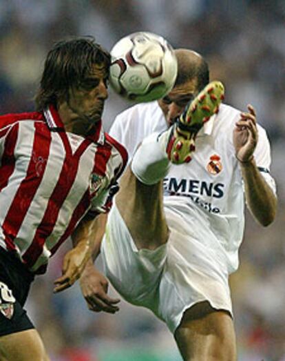 Zidane disputa el balón con Alkiza.