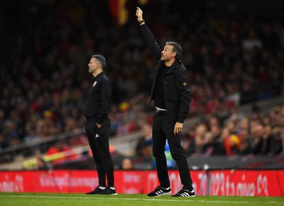 Luis Enrique y el entrenador de Gales, Ryan Giggs, en la banda durante el partido.