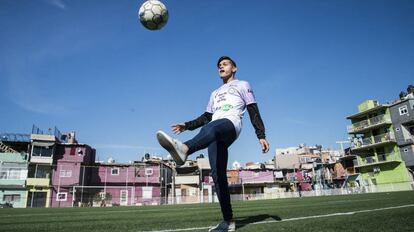 Ezequiel dos Santos faz embaixadas na quadra da favela.