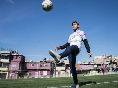 Ezequiel dos Santos faz embaixadas na quadra da favela.