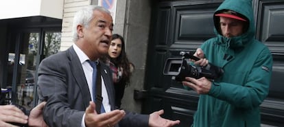 El presidente de la Asociaci&oacute;n de Usuarios de Servicios Bancarios (Ausbanc), Luis Pineda (i), a su llegada a la sede de Ausbanc en la calle Marqu&eacute;s Urquijo de Madrid, donde se ha practicado un registro por los agentes de la Polic&iacute;a Nacional, tras haber sido detenido, en la estaci&oacute;n de Atocha de Madrid cuando se bajaba del AVE procedente de Sevilla, por su presunta implicaci&oacute;n en una supuesta trama de extorsi&oacute;n a bancos en la que estar&iacute;a involucrado el m&aacute;ximo responsable del sindicato de funcionarios Manos Limpias, Miguel Bernard, arrestado esta ma&ntilde;ana. EFE/&Aacute;ngel D&iacute;az