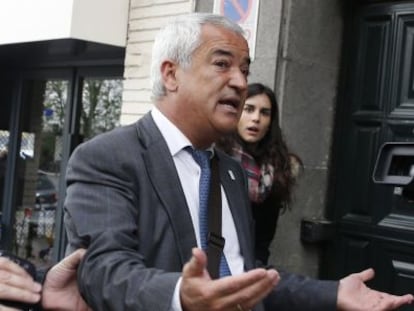 El presidente de la Asociaci&oacute;n de Usuarios de Servicios Bancarios (Ausbanc), Luis Pineda (i), a su llegada a la sede de Ausbanc en la calle Marqu&eacute;s Urquijo de Madrid, donde se ha practicado un registro por los agentes de la Polic&iacute;a Nacional, tras haber sido detenido, en la estaci&oacute;n de Atocha de Madrid cuando se bajaba del AVE procedente de Sevilla, por su presunta implicaci&oacute;n en una supuesta trama de extorsi&oacute;n a bancos en la que estar&iacute;a involucrado el m&aacute;ximo responsable del sindicato de funcionarios Manos Limpias, Miguel Bernard, arrestado esta ma&ntilde;ana. EFE/&Aacute;ngel D&iacute;az