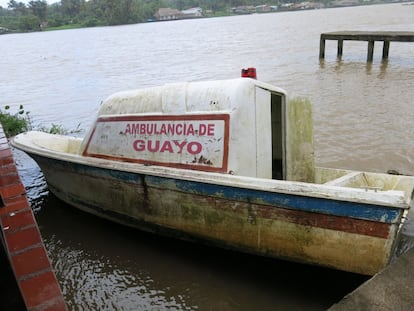 Una ambulancia fluvial, corroída por el óxido y llena de agua, permanece encallada frente al hospital rural tipo II Hermana Isabel López, ubicado en San Francisco de Guayo. El ir y venir de las pequeñas olas del Orinoco la golpean constantemente y ella permanece ahí, un poco torcida, pero negada a hundirse.