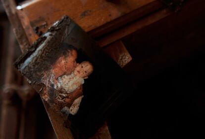 Un retrato familiar, abandonado en una casa destruida por la avalancha de lodo en Kolontar.