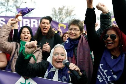 Este viernes, 8 de marzo, numerosas manifestaciones en toda España conmemoran el Día Internacional de la Mujer. En la imagen, varias participantes en la marcha feminista de Madrid.