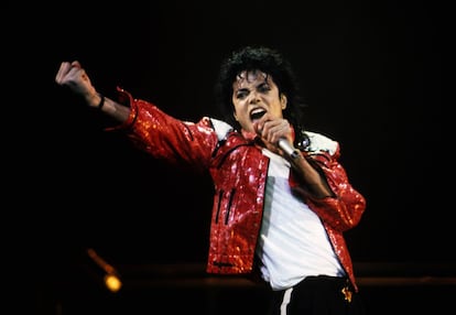 <p><strong>Su legado.</strong> Michael Joseph Jackson (1958 –2009) no necesita presentación. Para muchos el artista pop más influyente de todos los tiempos. Pero hay un antes y después en su carrera: las acusaciones por abuso de menores en 1993 (solventadas fuera del juzgado) cambiaron radicalmente la imagen que el público tenía de él y cómo él creía en sí mismo. De artista rompedor y alegre en sus primeros discos a un multimillonario solitario contra el mundo en los últimos. Michael Jackson empezó su carrera hablando de salvar el mundo y la terminó convencido de que el mundo estaba contra él. Y tal vez tenía algo de razón.</p> <p><strong>Su muerte.</strong> Al igual que en el caso de Whitney Houston, Michael sorprendió al mundo muriéndose cuando parecía que lo peor había quedado atrás. El cantante preparaba un regreso triunfal a los escenarios en Londres (que muchos tildaron de excesivo para un hombre muy debilitado) cuando fue trasladado de urgencia al sufrir una parada cardiorrespiratoria el 25 de junio de 2009. Se sabría después que su muerte fue accidental y a causa de una intoxicación aguda de demerol y benzodiazepina El mundo asistía a la que fue, tal vez, la pérdida más grande del pop desde Elvis. Una figura con al que tenía más de un punto en común: cuando llegó su final los dos se habían convertido, para gran parte del público, en caricaturas de sí mismos.</p> <p> </p>