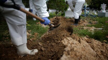 Coveiros enterram vítima de coronavírus em Breves, no Pará.