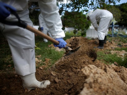 Coveiros enterram vítima de coronavírus em Breves, no Pará.