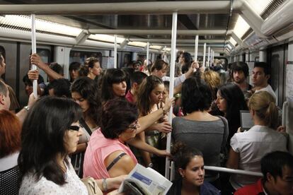 Dentro del metro de Barcelona. Aglomeraciones y empujones se han repetido durante toda la jornada de huelga.