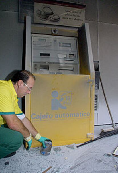 Estado en el que quedó la oficina de La Caixa tras ser atacada.