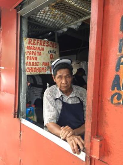 Pedro Monroy atiende el Kiosco Raulín, uno de los históricos de Cuara y Cuara.