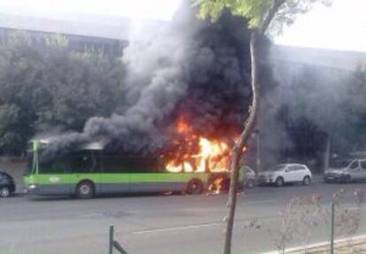 Autobús quemado en el campus de Cantoblanco de la UAM. Imagen enviada por un estudiante