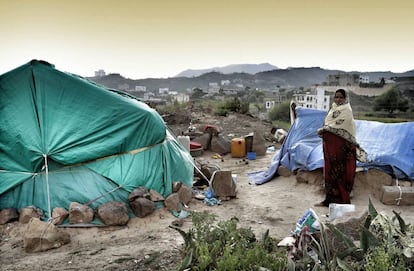 Una mujer desplazada vive en un tienda en el distrito de Al Huban en Taiz.