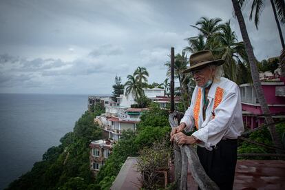 El pintor Hugo Zúñiga, huésped de uno de los hoteles más icónicos de Acapulco, “ El Flamingos” observa la bahía de Caleta, el 8 de agosto de 2020.