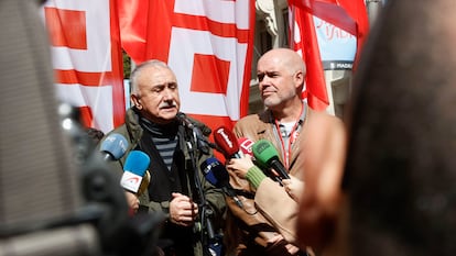 Los secretarios generales de CC OO, Unai Sordo, y UGT, Pepe Álvarez, hacen declaraciones antes de la manifestación del Primero de Mayo, este miércoles en Madrid.