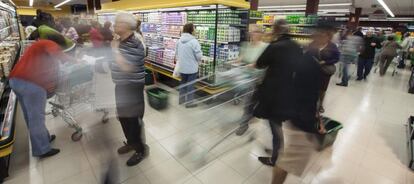 Clientes en un supermercado en Vitoria.