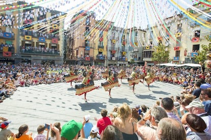 Running from September 6 to 10, the Tura fiestas have been declared a cultural asset of Catalonia. September 8 is the big day with a procession of giants and dwarfs and knights who converge on the main square. When night falls, the streetlamps are turned off and lanterns are lit to guide the so-called ‘turinada,’ a procession that snakes from the center of Olot to Tura street where a special dance takes place with music, water and giant balloons. The five-day festival also includes flower fights and carriage processions.