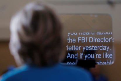 Hillary Clinton lee su discurso desde un teleprompter sobre el caso de los correos electrónicos investigados por el FBI en un acto de campaña en Daytona Beach, el 29 de octubre.