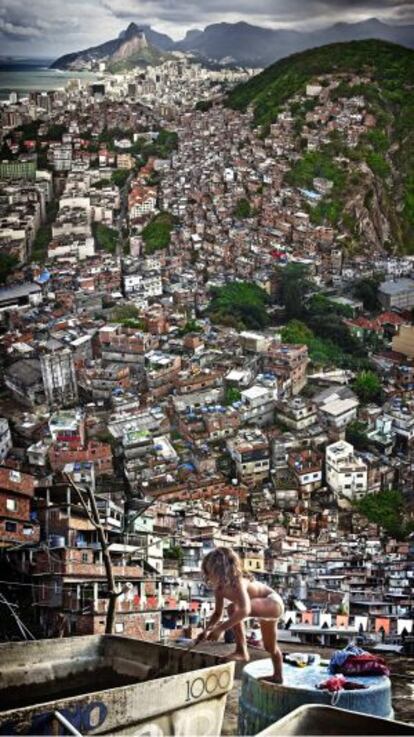 Menina na laje (2010), a photograph taken in Rio de Janeiro by Claudia Jaguaribe.