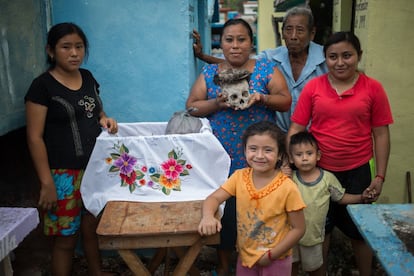 Como parte de las tradiciones del Hanal Pixan (Dìa de Muertos en la tradición Maya) cada año en el poblado de Pomuch en el estado de Campeche, se realiza la limpieza de huesos en el panteón local. En la imagen, la familia Poot Tuz después de limpiar los restos de sus familiares.