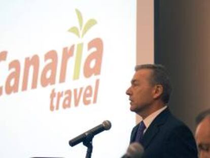 El presidente del Gobierno de Canarias, Paulino Rivero, durante su intervención en la reunión que ha mantenido hoy en Praga con operadores turísticos de la República Checa, Hungría, Polonia y Eslovaquia y con representantes del grupo Travel Service.