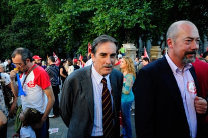 El nuevo ministro de Trabajo, Valeriano Gómez, el día de la Huelga General en la manifestación en Cibeles (Foto:<a href="http://www.madridiario.es/galeria/ministro-trabajo-valeriano-gomez-cambios-gobierno-zapatero/42622.html" target="_blank"> Juan Luis Jaén/ madridiario.es</a> )