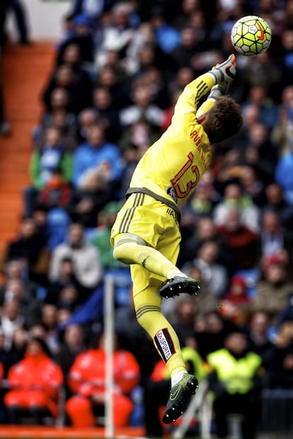 Rubén Blanco despeja un remate de Ronaldo.