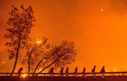 O governador da Califórnia, Jerry Brown, declarou estado de emergência. Na foto, uma fila de bombeiros em Rocky.