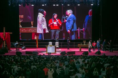 Un momento de la misa de la Iglesia Universal del Reino de Dios el viernes en Vistalegre