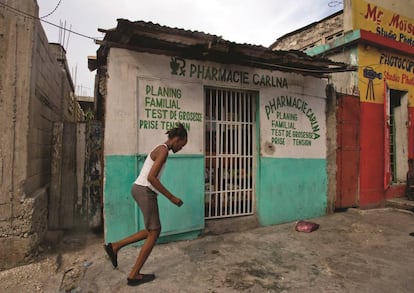 En el centro de Puerto Príncipe, una niña juega junto a una de las típicas farmacias en las que se vende ilegalmente un medicamento utilizado para inducir abortos: el misoprostol. Al comprarlo, la mujer no recibe ningún tipo de información sobre la dosis que debe tomar o sobre sus efectos, y por supuesto tampoco tendrá un seguimiento médico. El aborto no seguro es una de las cinco principales causas de mortalidad materna, y provoca cerca del 13% de las muertes de mujeres embarazadas. Las cifras se disparan en algunas regiones, como América Latina, y en contextos como los campos de refugiados y las zonas afectadas por un conflicto.