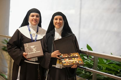 Dos monjas de la congregación muestran sus productos, durante la celebración de Madrid Fusión 2016.