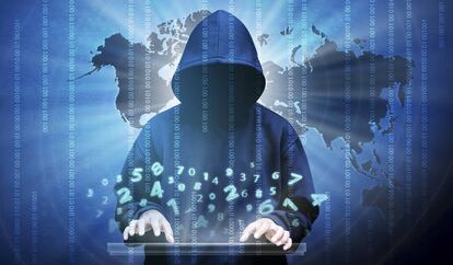 Un hacker con capucha, ordenador, datos y códigos binarios.