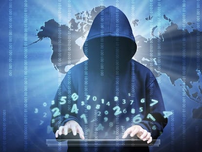 Un hacker con capucha, ordenador, datos y c&oacute;digos binarios.