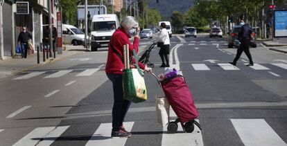 Una mujer vuelve de la compra en las calles de Terrasa en medio de la crisis por el Covid-19.