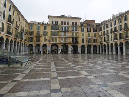 Plaza Mayor vacía en una fotografía tomada este lunes, en Palma de Mallorca. 