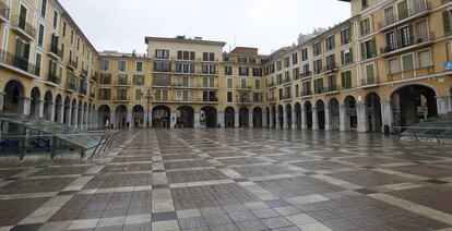 Plaza Mayor vacía en una fotografía tomada este lunes, en Palma de Mallorca. 