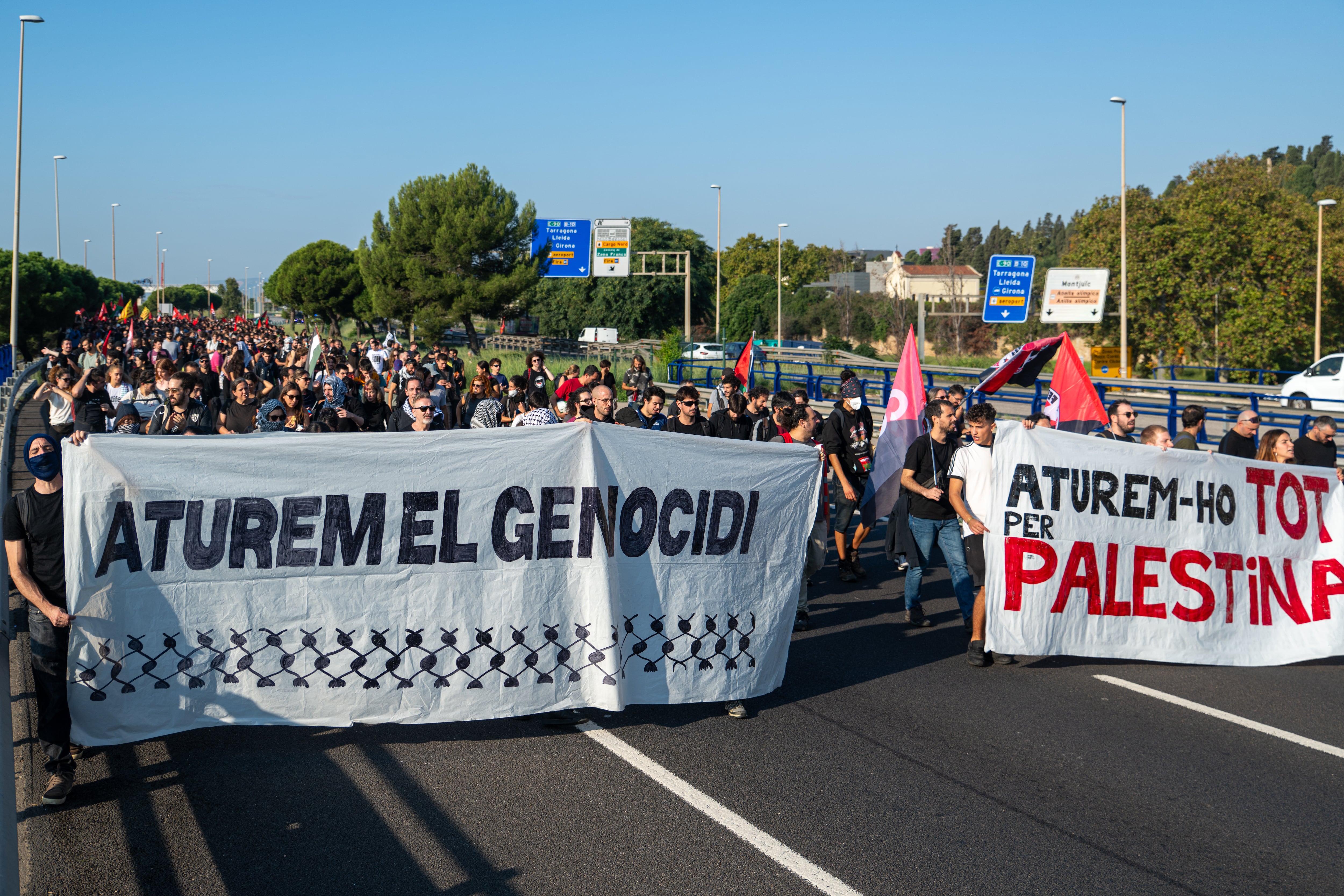 Un grupo de manifestantes corta la circulación en la Ronda Litoral en Barcelona, este miércoles.