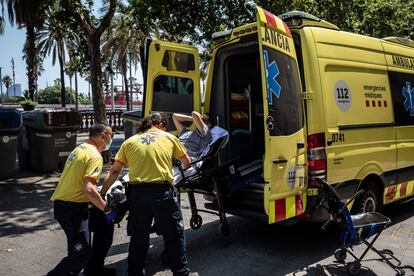 Sanitarios atienden a una persona aquejada de un golpe de calor en Barcelona, el pasado 18 de julio.