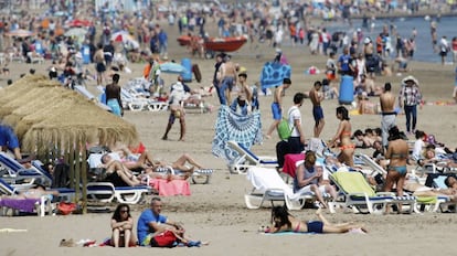 Playa de la Malvarrosa (Valencia) en Semana Santa.