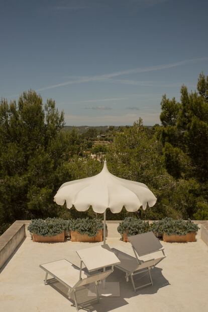 La conexión con la naturaleza es constante en toda la casa y hay espacios de descanso con vistas.