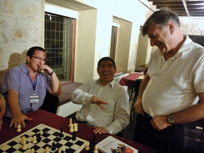 Julio Granda, en el centro, junto al español Renier Vázquez (izquierda) y el serbio Ljubomir Ljubójevic, hace tres años en Linares.