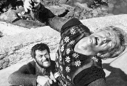 Veterano da Segunda Guerra Mundial, Douglas recebeu o Silver Shell no San Sebastian Film Festival em 1958 por seu papel no filme 'Vikings'. Na foto, ele aparece acompanhado do ator Tony Curtis no filme.