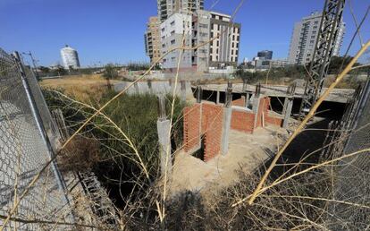 Edificio abandonado a medio hacer en el PAI de les Moreres, entre Natzaret y la Ciudad de las Artes y las Ciencias