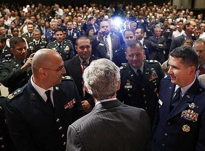 George W. Bush, de espaldas, saluda a los militares tras su discurso en la Universidad Nacional de Defensa, en Washington.