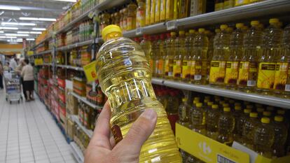 Botellas de aceite de girasol en un supermercado de Madrid, en una imagen de archivo.