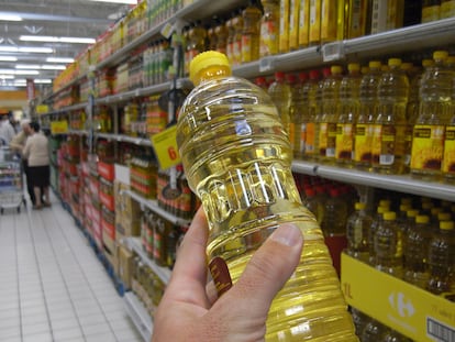 Botellas de aceite de girasol en un supermercado de Madrid, en una imagen de archivo.