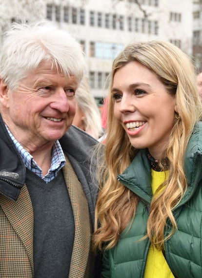 Buena relación con la familia política.

En una protesta en la embajada de Japón en Londres para presionar para que se tomen medidas contra la pesca de ballenas, los fotógrafos captaron una imagen en la que se ve a Stanley Johnson, padre de Boris, y Carrie Symonds charlar animadamente. La prensa inglesa especula ya con la posibilidad de que la pareja contraiga matrimonio el año que viene. Aunque no se sabe la fecha, todos parecen estar de acuerdo en que el enlace será después del brexit. La pareja se ha convertido en la primera de la historia del Reino Unido en vivir en  el número 10 Downing Street
sin estar casados.