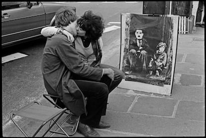 Una pareja se besa en una calle de París en 1979.