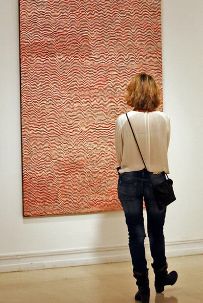 Una obra de Willy Tjungurrayi, en la exposición <i>Arte indígena contemporáneo en Australia</i>.